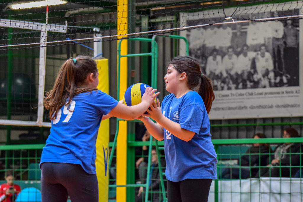 bambine che giocano a pallavolo