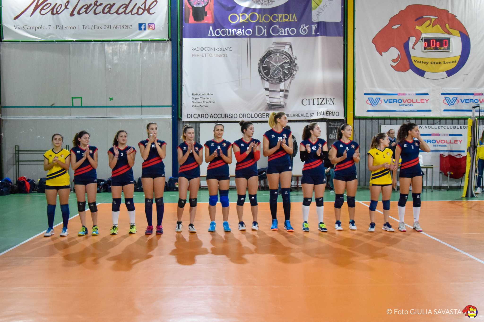 squadra di pallavolo femminile schierata