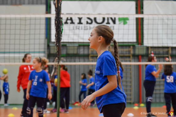 bambina che gioca a pallavolo