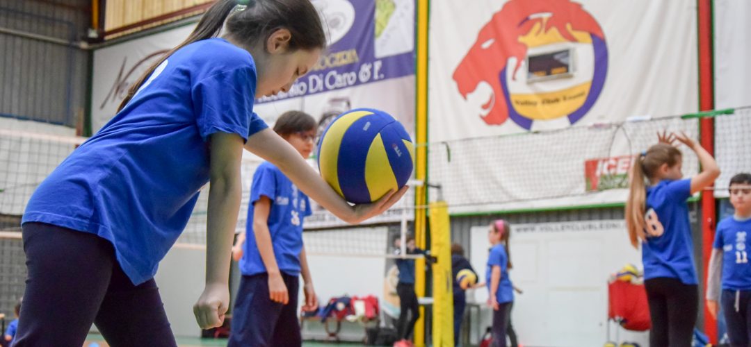 bambina gioca a pallavolo