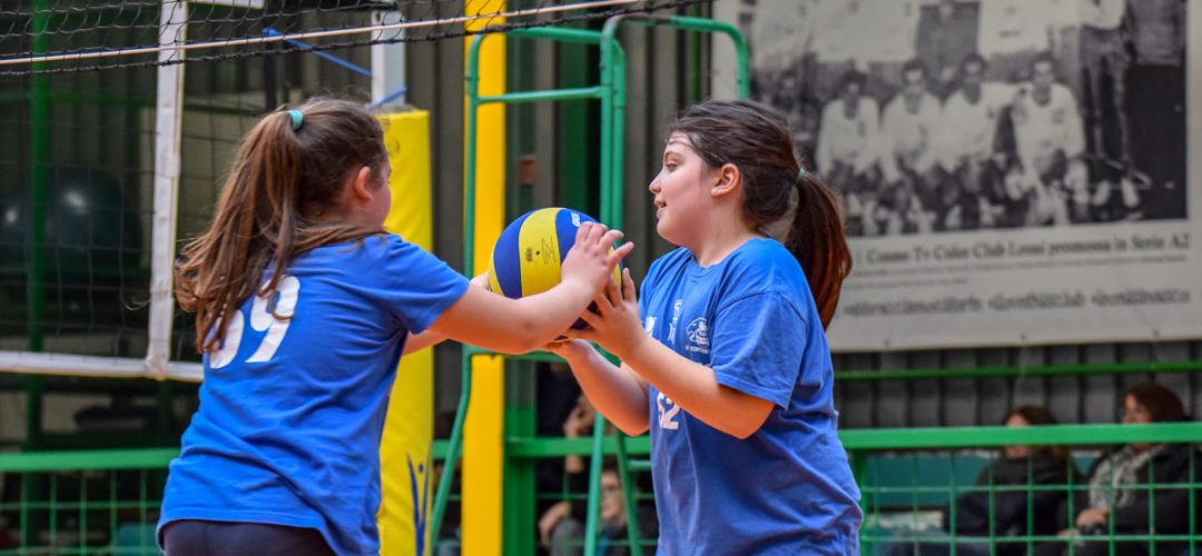 bambine che giocano a pallavolo