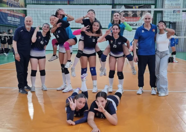 🦁 2ª Divisione F - PLAYOUT Gir.1 | Vittoria al tie break per le giovani leonesse guidate dai coach Pippo Gennaro e Vincenzo Simonetti che lottano fino alla fine contro la formazione Progetto IISS "J. Del Duca" Kepha conquistando la permanenza nella seconda divisione.
🏐 APD CEGAP vs PROGETTO IISS "J. DEL DUCA" - KEPHA 3-2
(25-18 / 17-25 / 25-21 / 20-25 / 15-11)
👏 Bravissime ragazze!
🙌🏻 Un solo Cuore, un solo Club.

#VolleyClubLeoni #NoiSiamoLeoni #LeoniSiNasce #LeoniFamily

#verovolleynetwork #fipavpalermo #pallavolosiciliana #problemidivolley #pallavolosicilia #palermosport #volleysicilia #ScuoladiPallavolo #palermotoday #volleysiciliano #pallavolo #italvolley #siciliavolley #sportpalermitano #igerspalermo